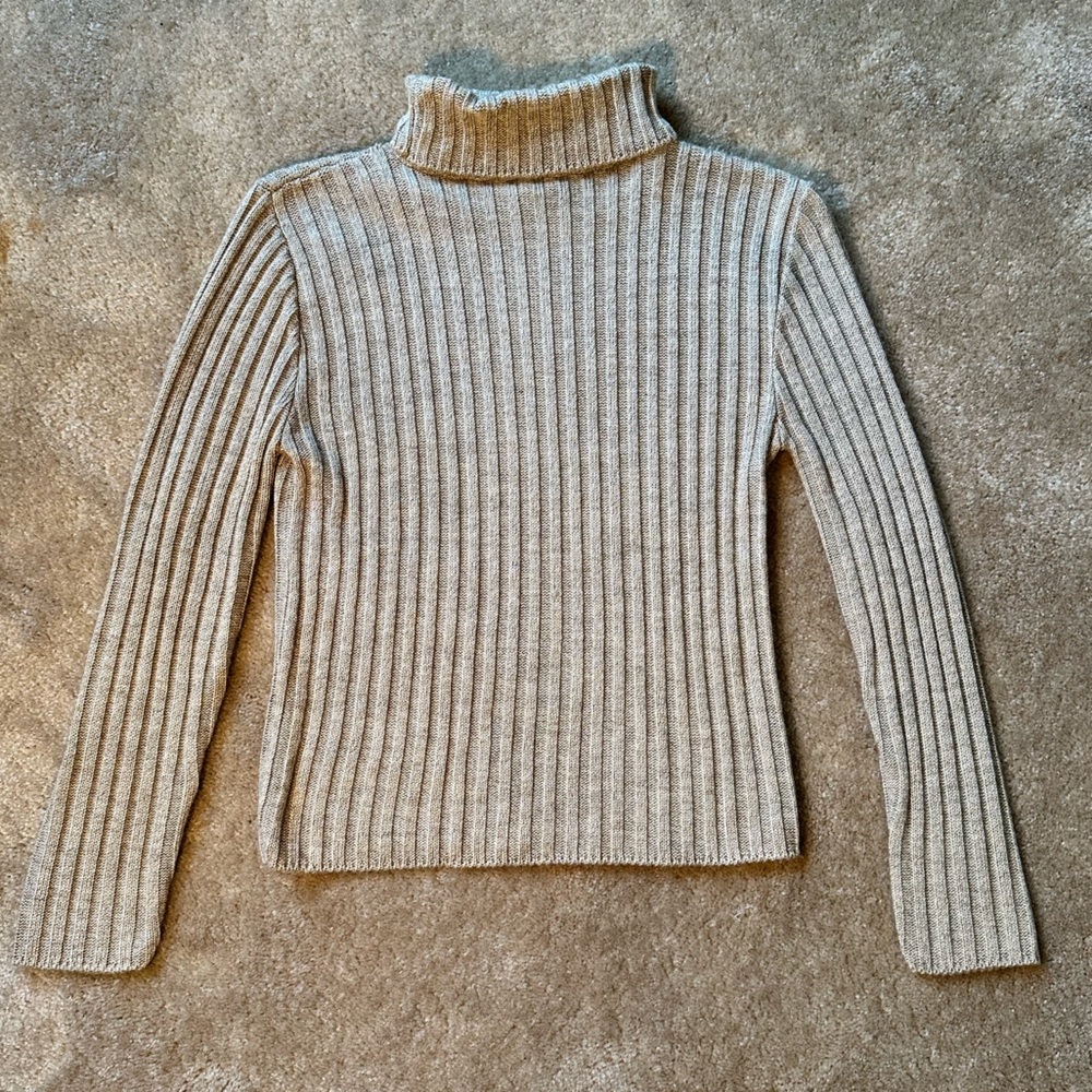 Tan women’s ribbed turtleneck sweater. Juniors size medium.
